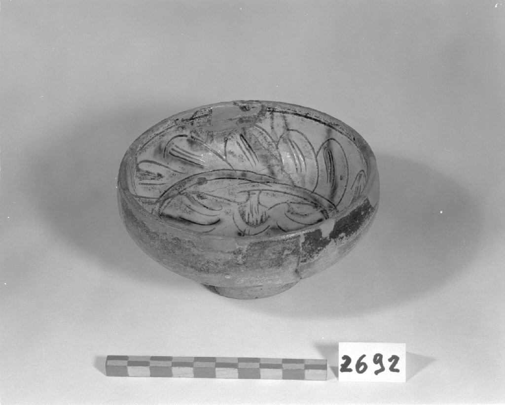 motivo decorativo fitomorfo (scodella, opera isolata) - produzione veneziana (secc. XIV/ XV)