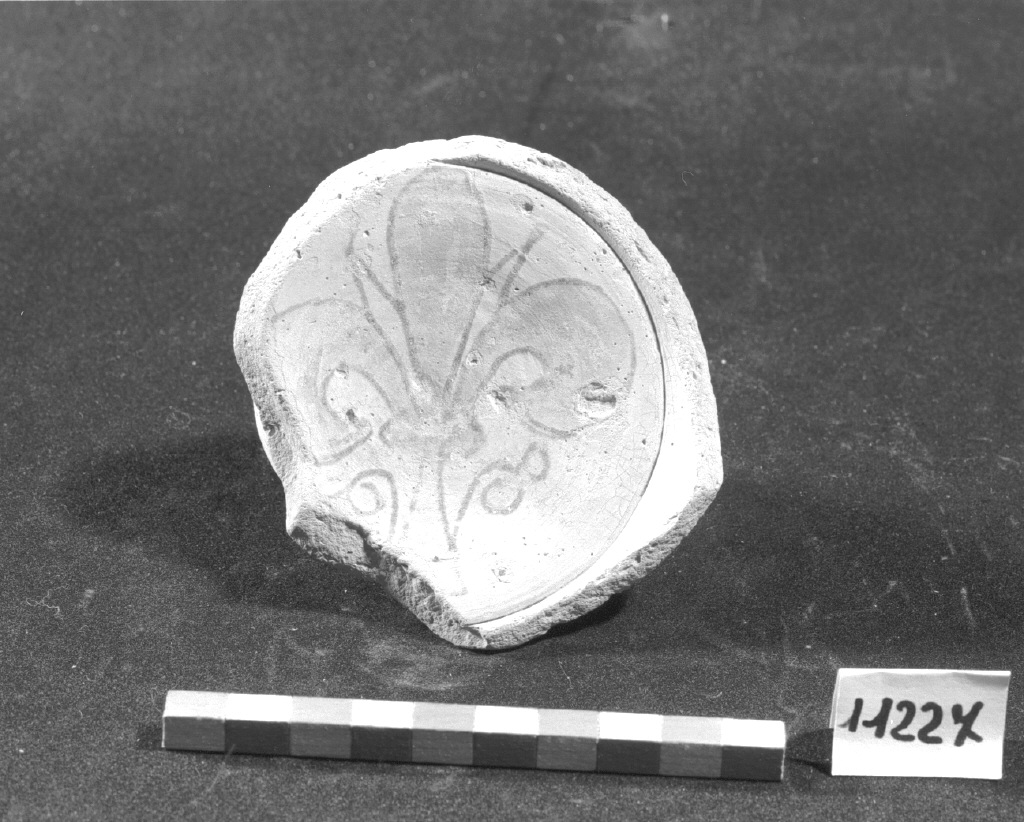 motivo decorativo floreale (scodella, frammento) - produzione Italia meridionale (secc. XIII/ XIV)