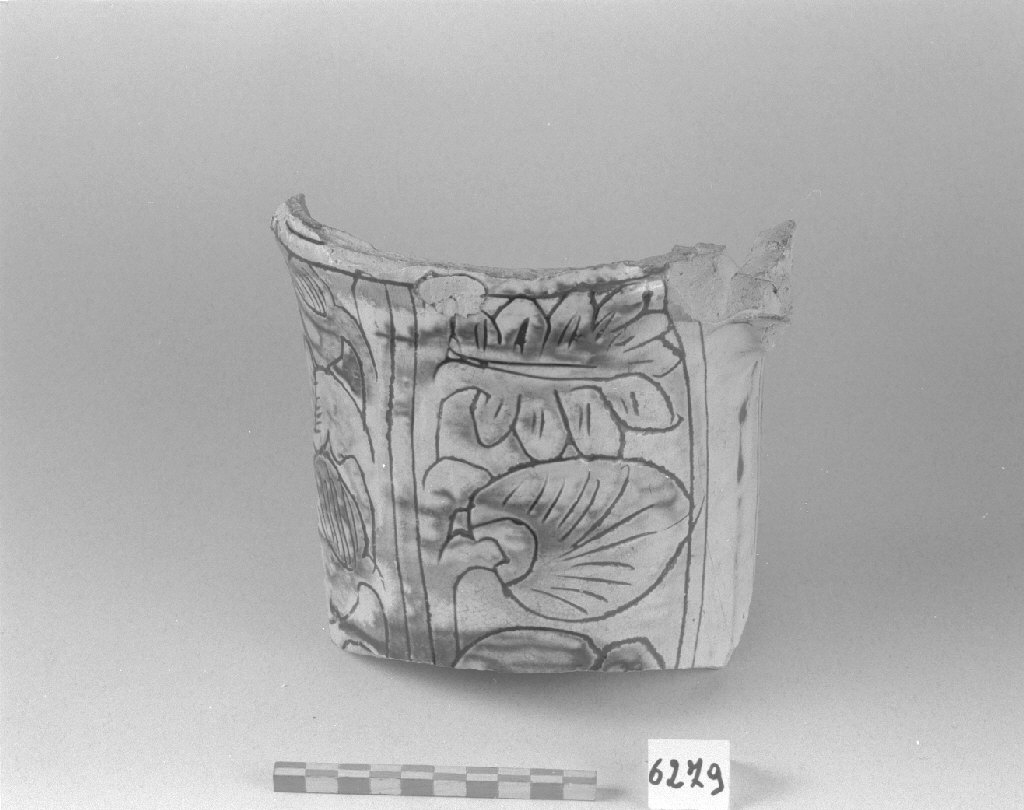 motivo decorativo fitomorfo (acquamanile, frammento) - produzione veneziana (secc. XV/ XVI)