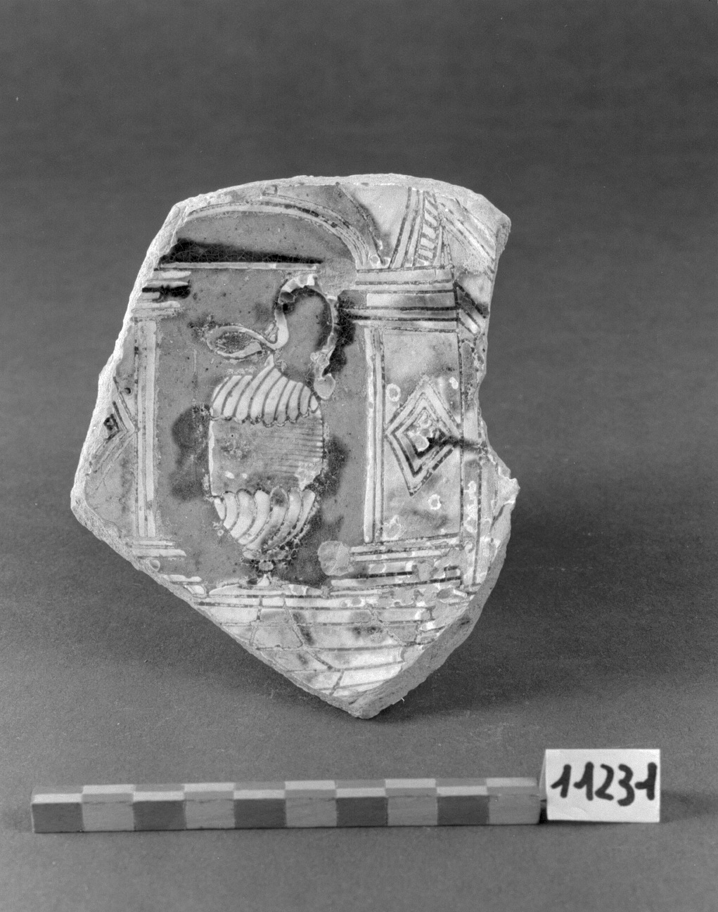 motivo decorativo: vaso (piatto, frammento) - produzione veneziana (sec. XVI)