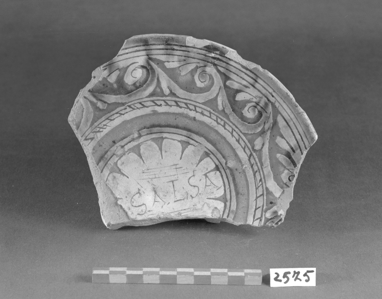 iscrizione (piatto, frammento) - produzione veneziana (secc. XVI/ XVII)