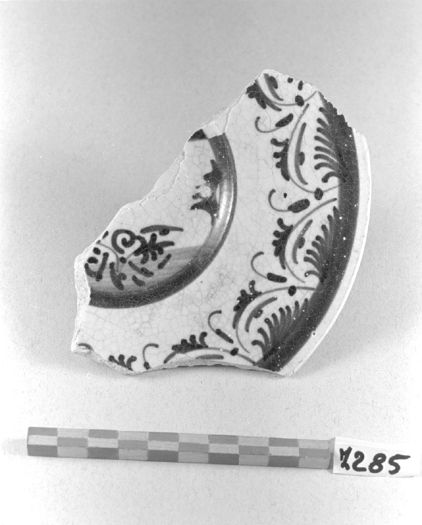 motivi decorativi (piatto, frammento) - bottega faentina (secc. XV/ XVI)