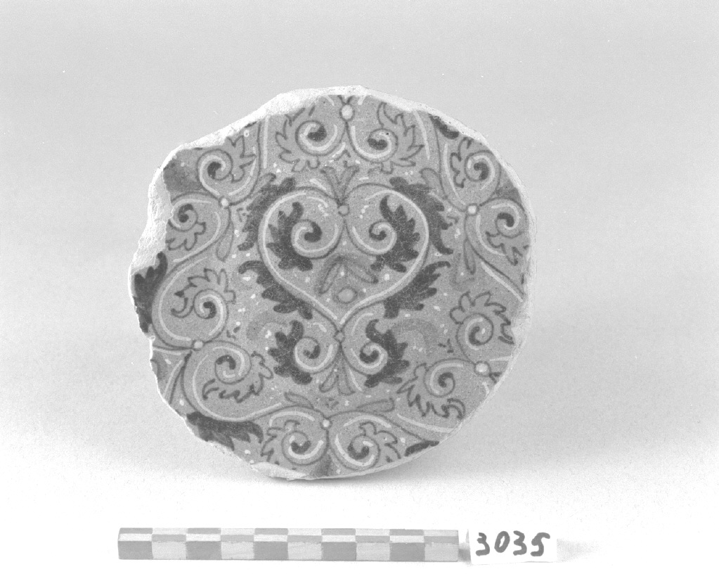 motivo decorativo fitomorfo (piatto, frammento) - bottega faentina (secc. XV/ XVI)