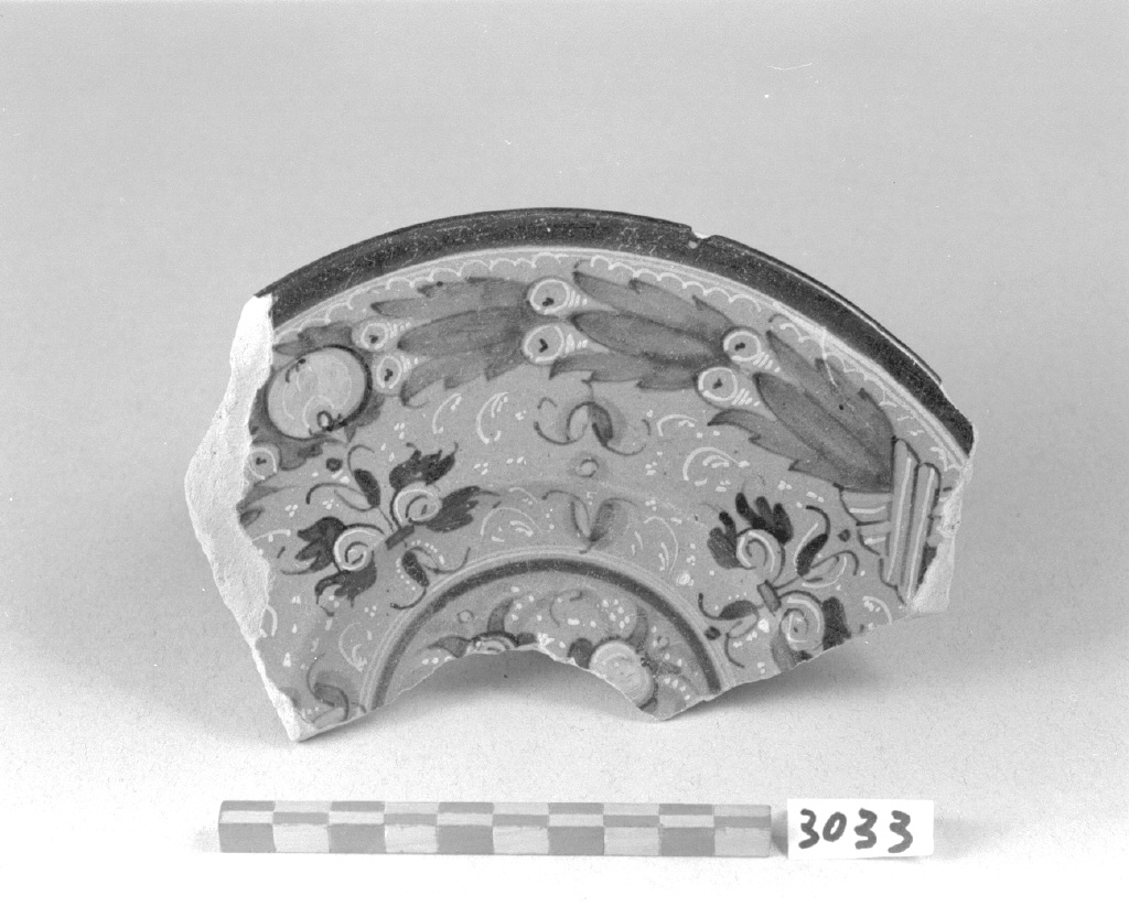 motivo decorativo fitomorfo (piatto, frammento) - bottega faentina (secc. XV/ XVI)