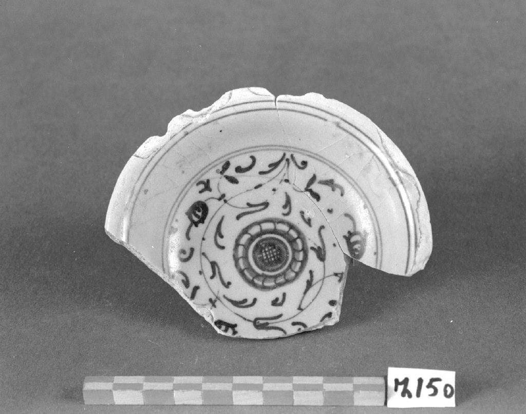 motivo decorativo fitomorfo (scodella, frammento) - produzione veneziana (secc. XVI/ XVII)