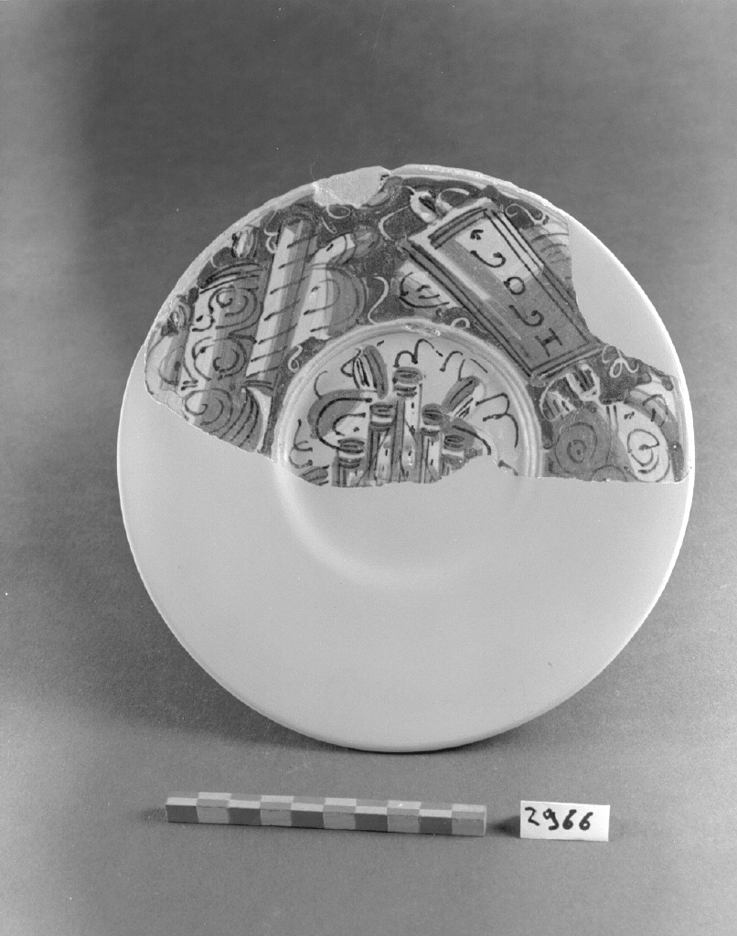 motivo decorativo (piatto, opera isolata) - produzione veneziana (secc. XVI/ XVII)