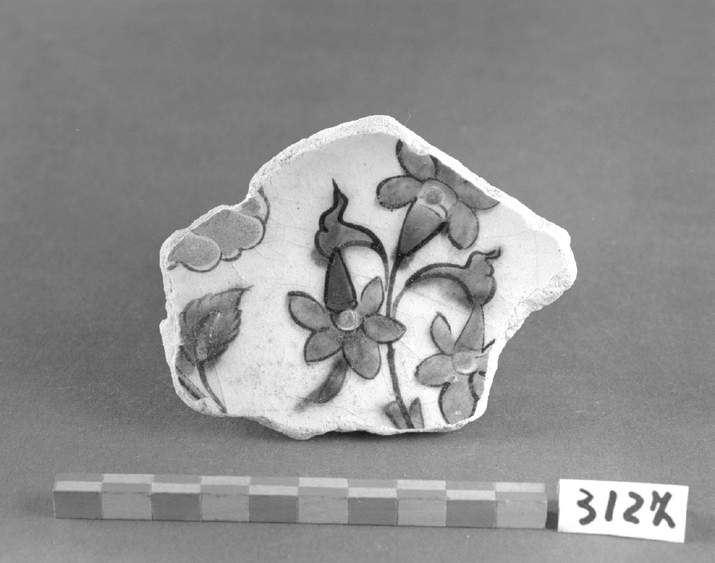 motivo decorativo fitomorfo (piatto, frammento) - manifattura turca/ Iznik (metà sec. XVI)