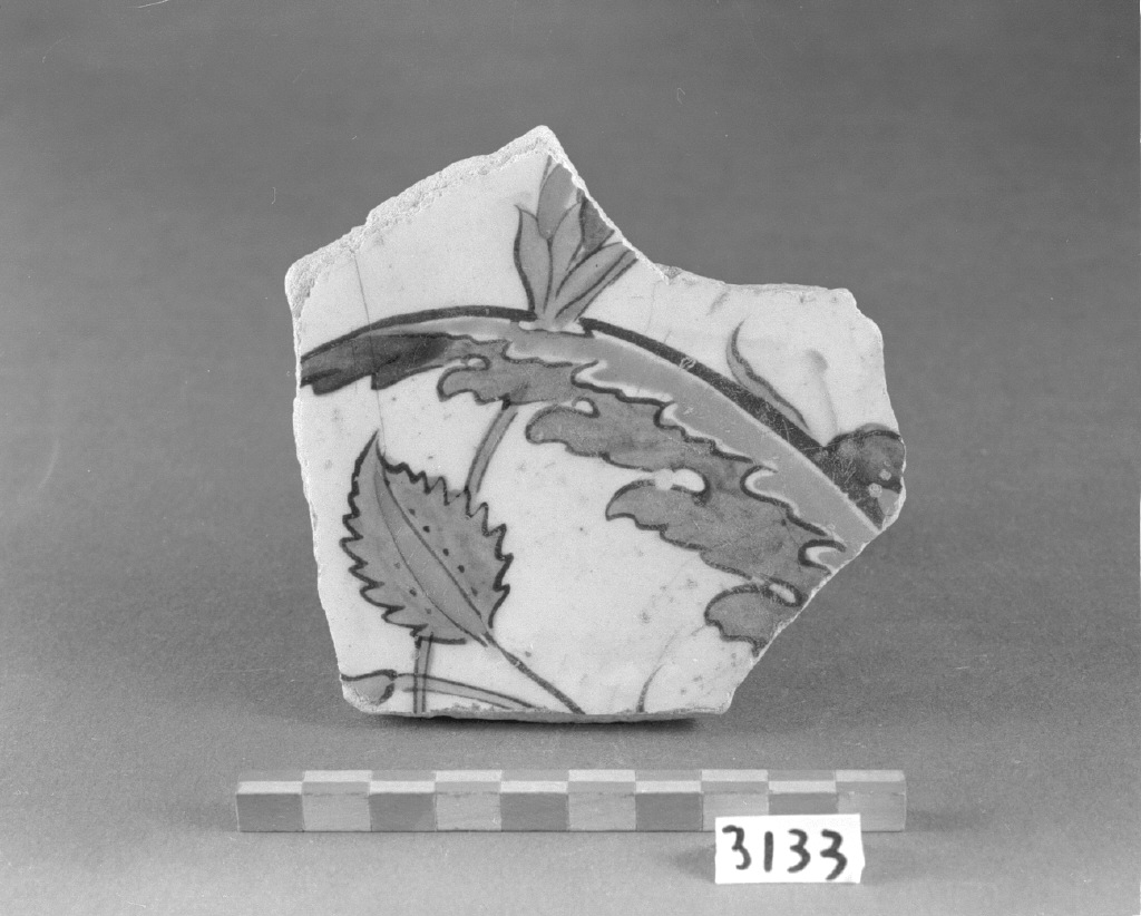 motivo decorativo fitomorfo (piatto, frammento) - manifattura turca/ Iznik (metà sec. XVI)