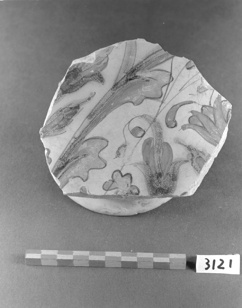 motivo decorativo fitomorfo (alzata, frammento) - produzione veneziana (secc. XVI/ XVII)