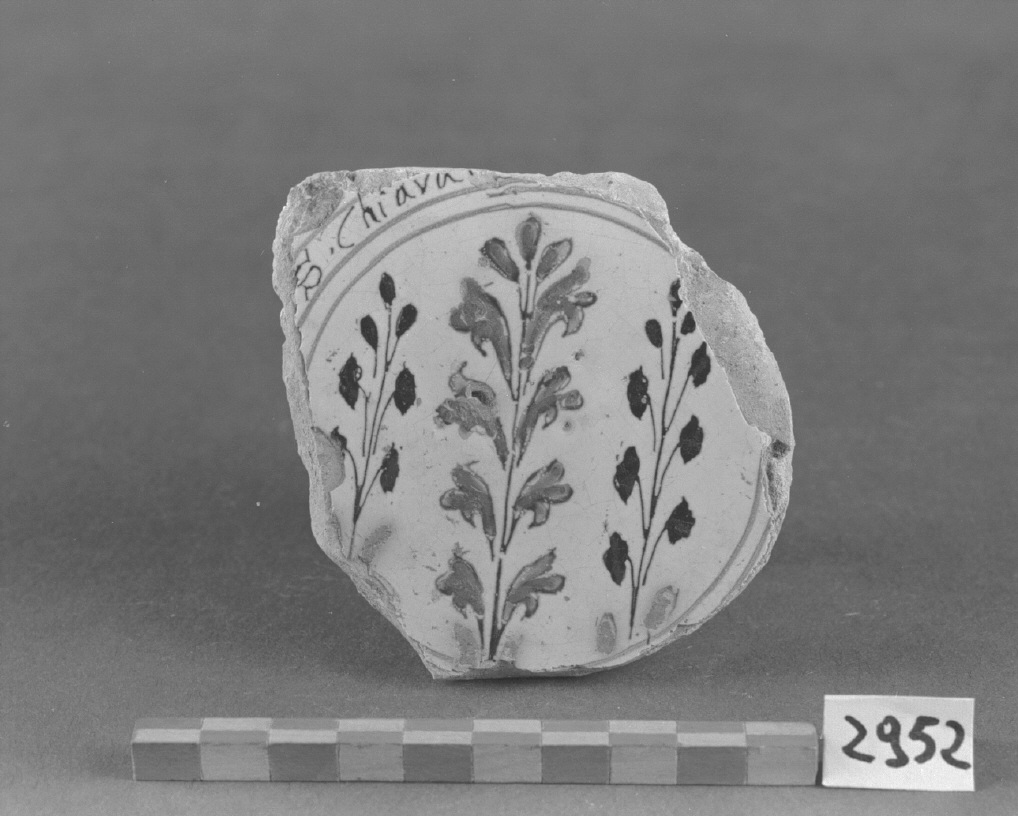 motivo decorativo fitomorfo (piatto, frammento) - produzione veneziana (secc. XVI/ XVII)