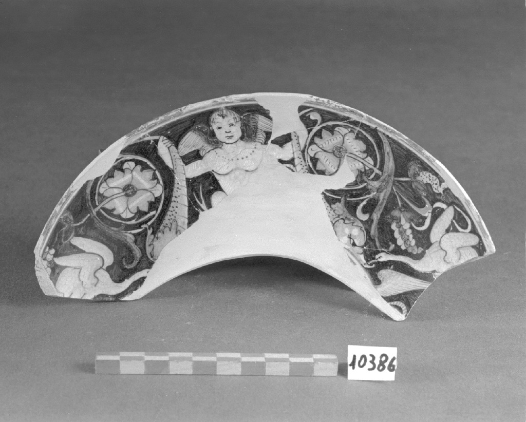 motivi decorativi (piatto, frammento) - produzione marchigiana (primo quarto sec. XVI)