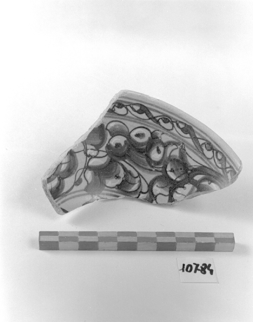 motivi decorativi vegetali (scodella, frammento) - produzione veneziana (seconda metà sec. XVI)