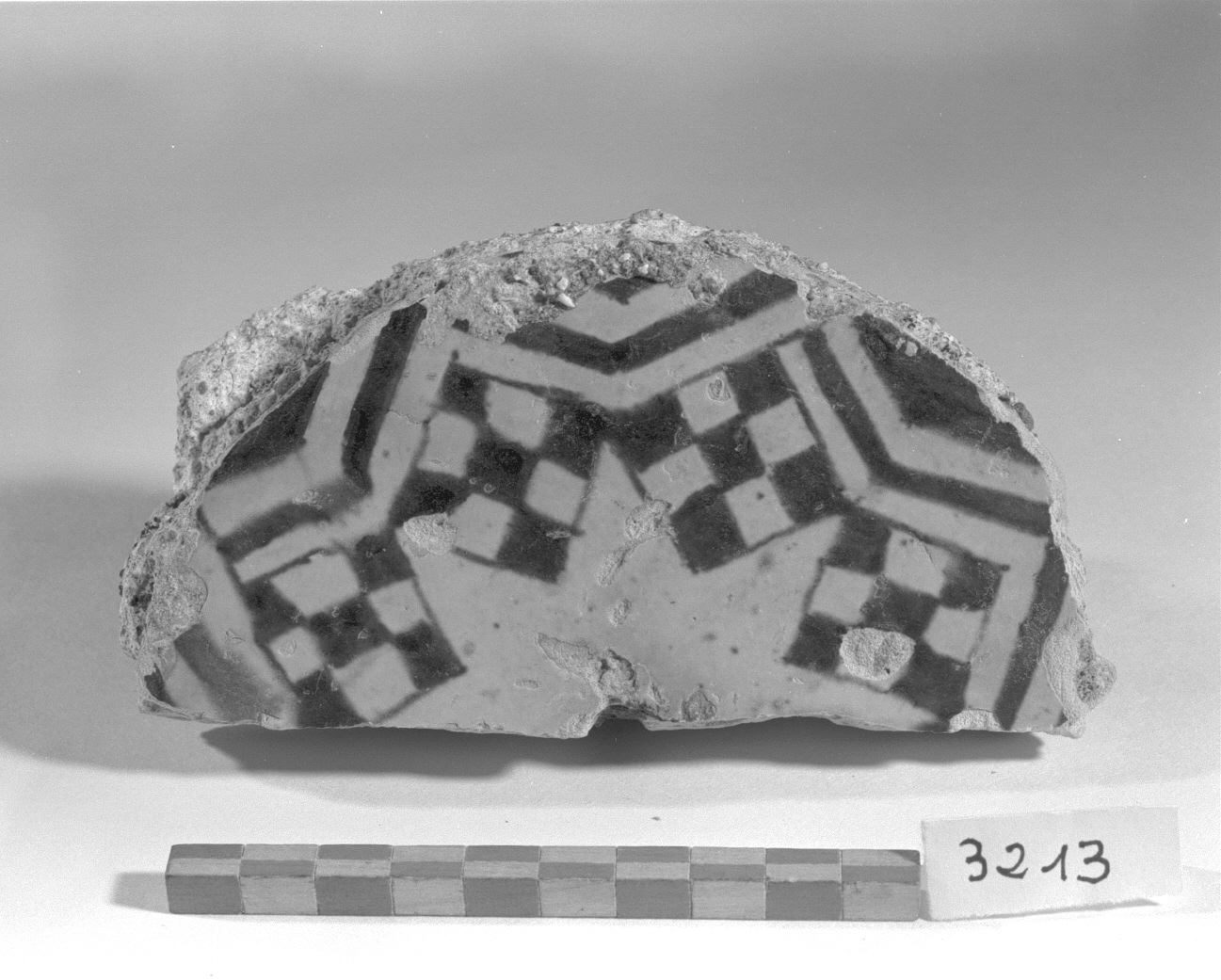 motivi decorativi geometrici (mattonella, frammento) - produzione spagnola (sec. XV)