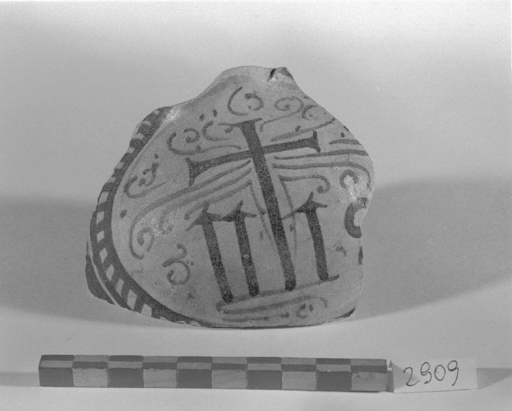 emblema bernardiniano (boccale, frammento) - produzione veneziana (secc. XV/ XVI)