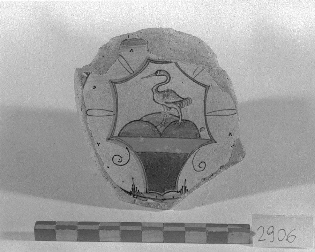 stemma gentilizio (piatto, frammento) - produzione umbra (prima metà sec. XVI)