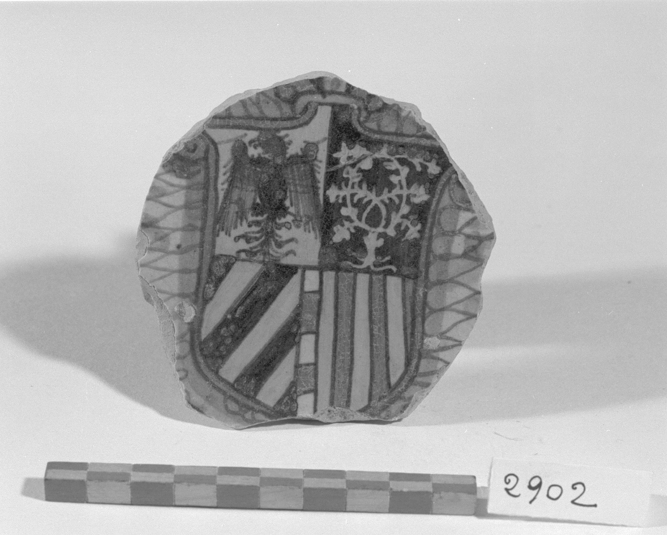 stemma gentilizio (piatto, frammento) - produzione Italia centro-settentrionale (primo quarto sec. XVI)