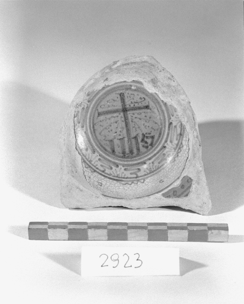 emblema bernardiniano (scodella, frammento) - produzione Italia centro-settentrionale (fine/inizio secc. XV/ XVI)