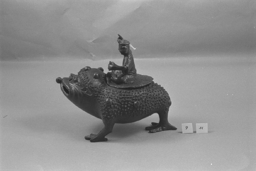 figure maschili e animali (bruciaprofumi, pendant) - ambito giapponese (secc. XVII/ XIX)