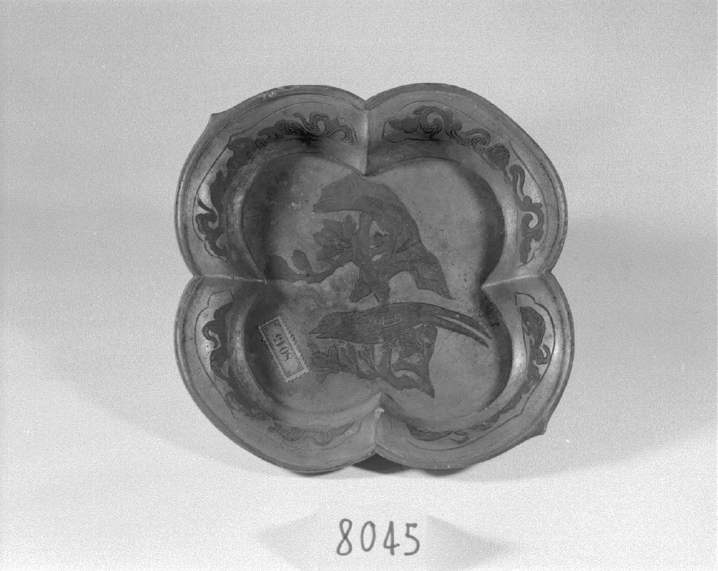 motivi decorativi vegetali e animali (piatto, opera isolata) - ambito cinese (secc. XVII/ XIX)