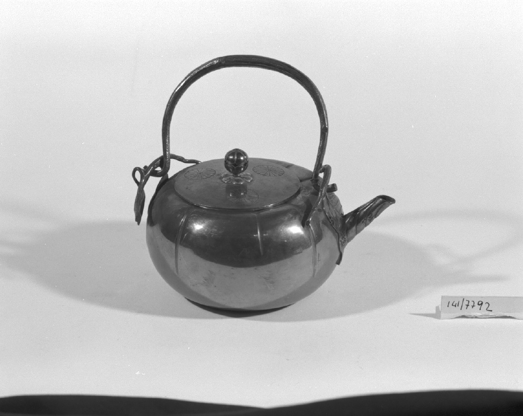 motivi decorativi vegetali (bricco, opera isolata) - ambito giapponese (secc. XVII/ XIX)