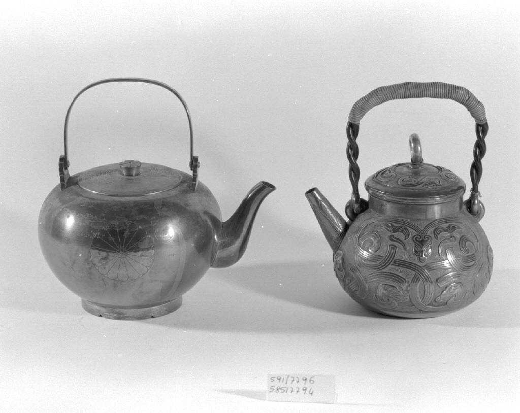 motivo decorativo floreale (teiera, opera isolata) - ambito giapponese (secc. XVII/ XIX)