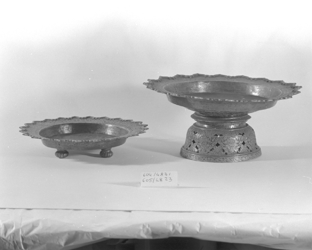 motivi decorativi vegetali (alzata, opera isolata) - ambito Asia sud-orientale (sec. XIX)