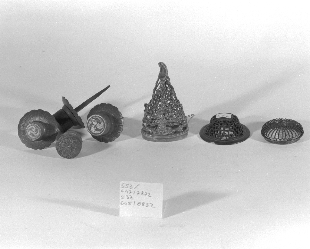 motivi decorativi floreali (coperchio, opera isolata) - ambito giapponese (secc. XVII/ XIX)