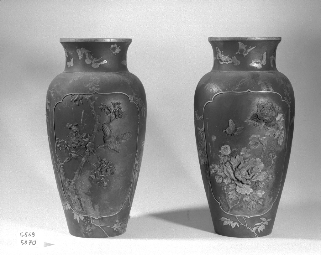 motivi decorativi vegetali e animali (vaso, pendant) - ambito giapponese (secc. XVII/ XIX)