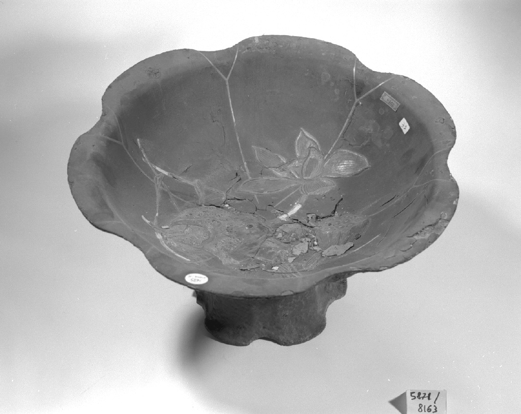 motivi decorativi vegetali e animali (alzata, opera isolata) - ambito giapponese (secc. XVII/ XIX)