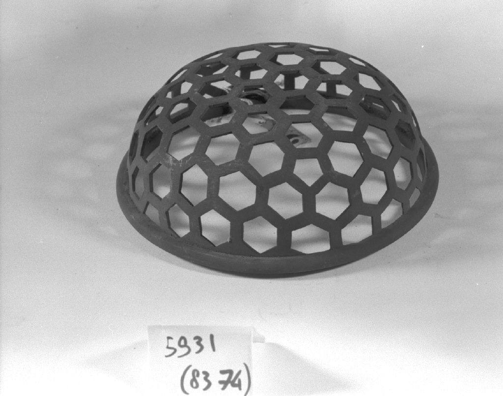 motivo decorativo geometrico (coperchio, frammento) - ambito giapponese (secc. XVII/ XIX)