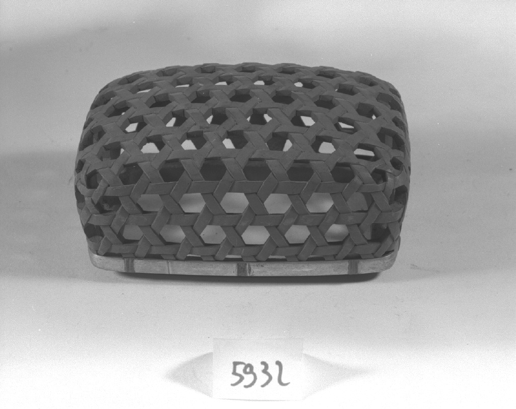 motivo decorativo geometrico (coperchio, frammento) - ambito giapponese (secc. XVII/ XIX)