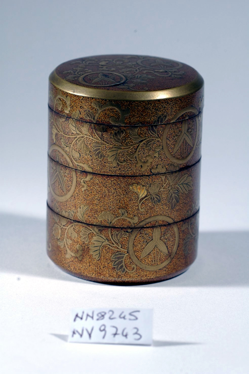 motivi decorativi floreali (scatola, opera isolata) - ambito giapponese (secc. XVII/ XIX)