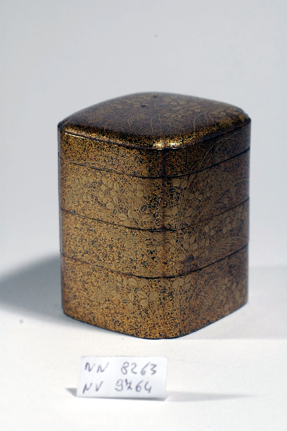 motivi decorativi floreali (scatola, opera isolata) - ambito giapponese (secc. XVII/ XIX)