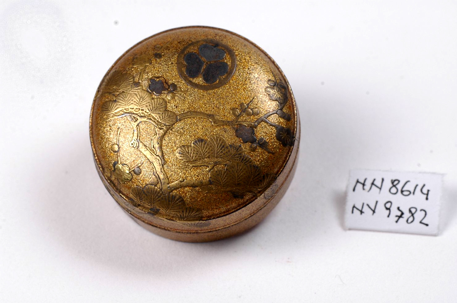 motivi decorativi floreali (scatola, opera isolata) - ambito giapponese (secc. XVII/ XIX)