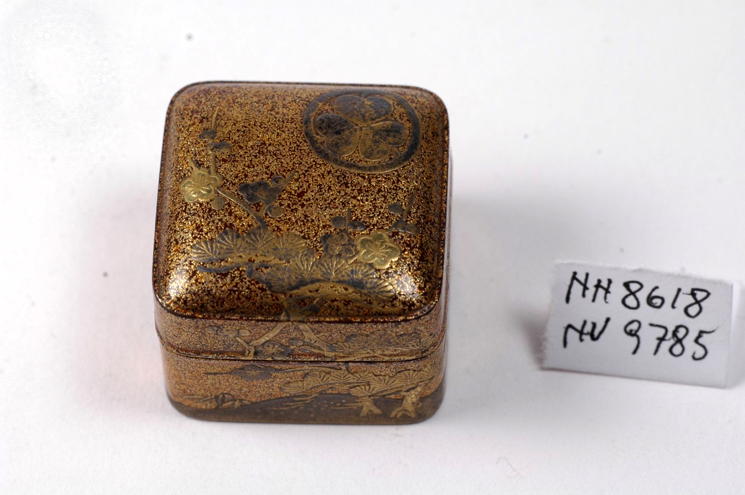 motivi decorativi floreali (scatola, opera isolata) - ambito giapponese (secc. XVII/ XIX)