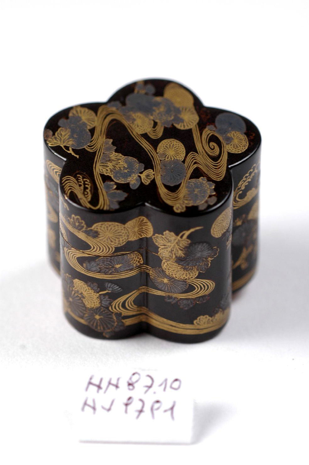 motivi decorativi floreali (scatola, opera isolata) - ambito giapponese (secc. XVII/ XIX)