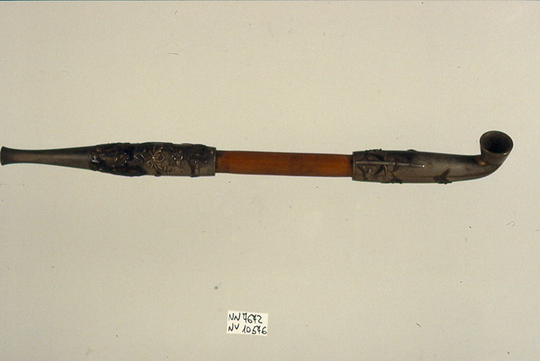 motivi decorativi vegetali (pipa, opera isolata) - ambito giapponese (secc. XVII/ XIX)