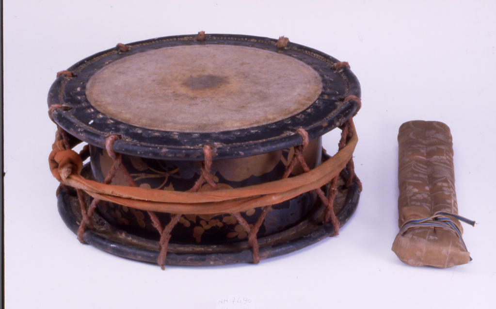 motivi decorativi vegetali (tamburo, opera isolata) - ambito giapponese (secc. XVII/ XIX)