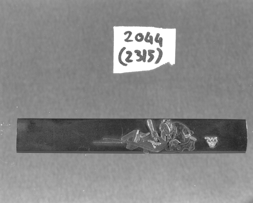 figura maschile inginocchiata (impugnatura di arma bianca, opera isolata) - ambito giapponese (secc. XVI/ XIX)