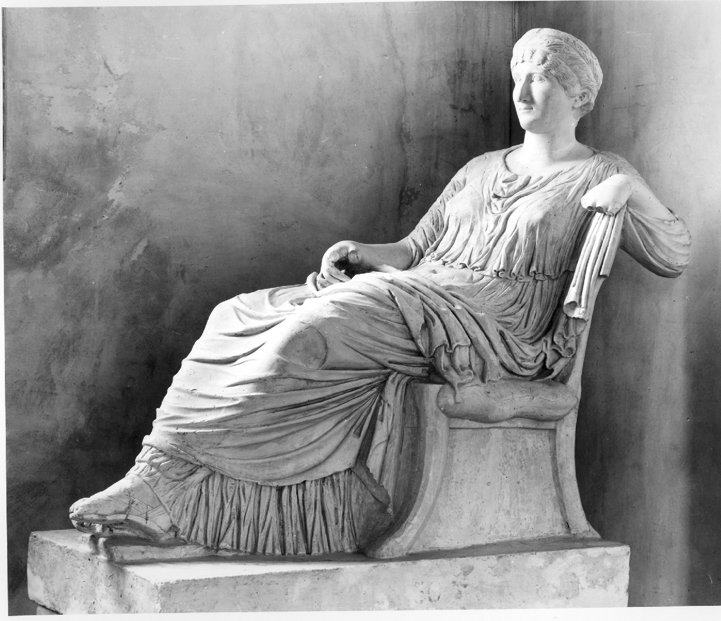 Agrippina seduta, figura femminile seduta (busto, opera isolata) - ambito romano (sec. III)