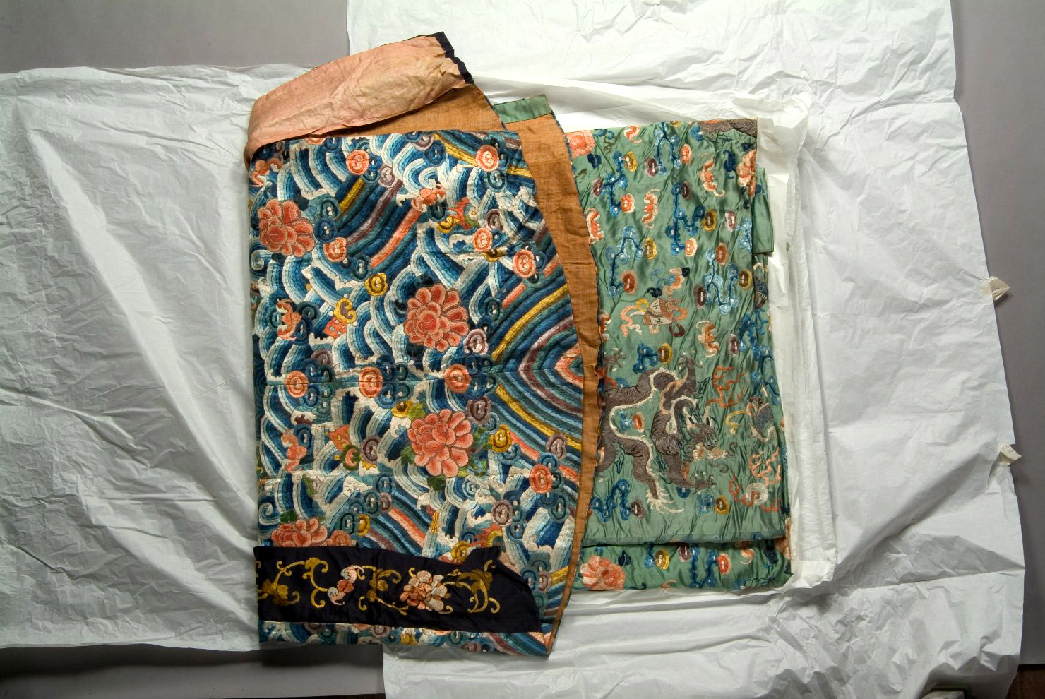 animali fantastici (abito, opera isolata) - manifattura cinese (sec. XIX)