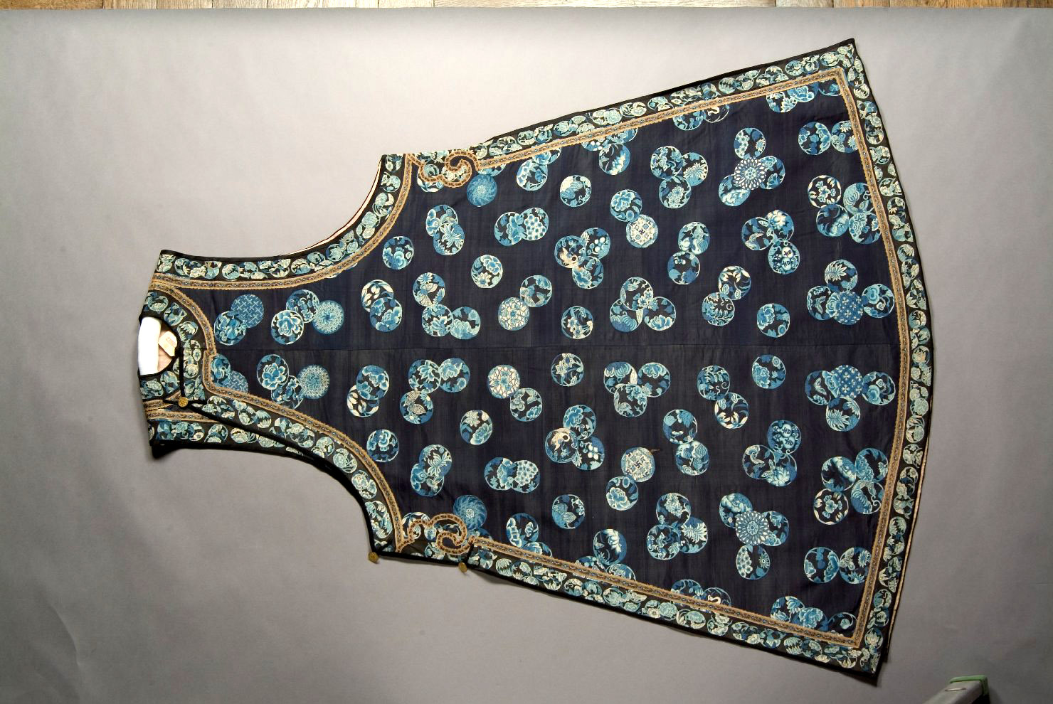 motivi decorativi a medaglioni (abito, opera isolata) - manifattura cinese (sec. XIX)