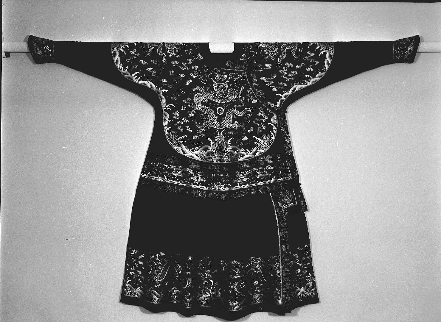 vestito maschile di corte decorato tipo "chao pao" (abito, opera isolata) - manifattura cinese (sec. XIX)