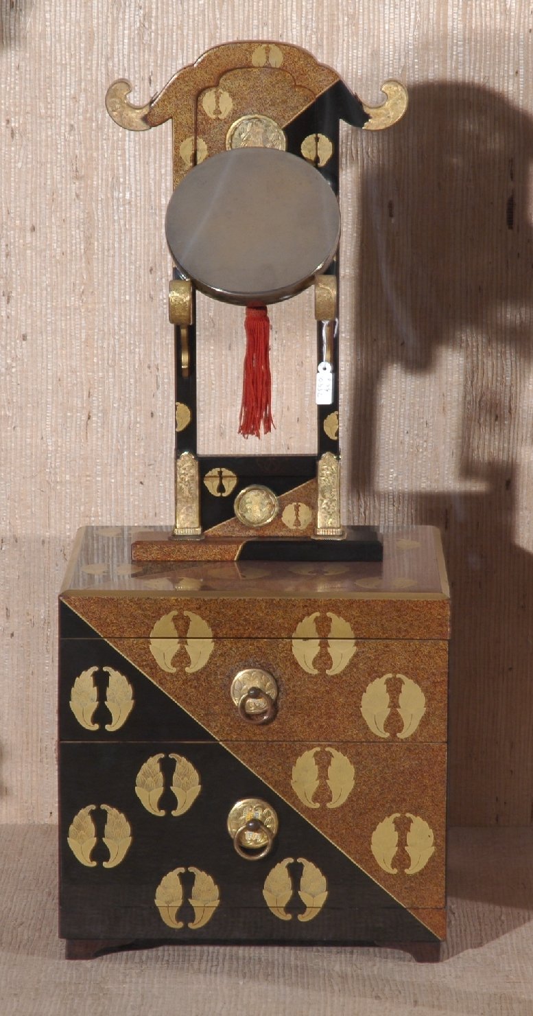 console con specchiera, opera isolata - ambito giapponese (secc. XVII/ XIX)