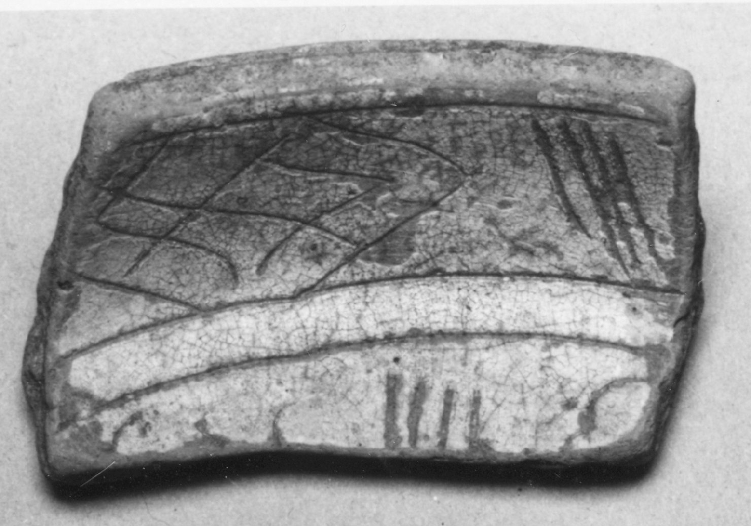 motivi decorativi geometrici (bacino, frammento) - ambito veneto (prima metà sec. XV)