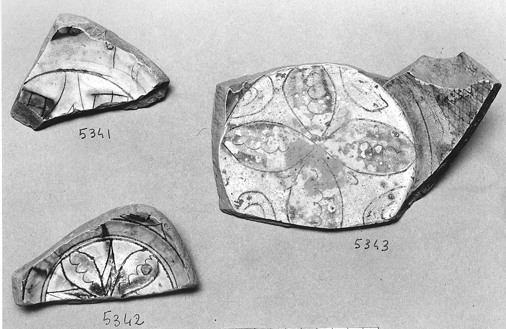 motivi decorativi geometrici e vegetali (catino, frammento) - ambito veneto (seconda metà sec. XV)