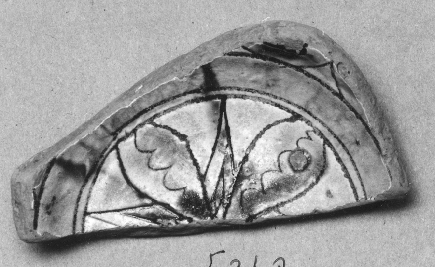 motivi decorativi geometrici e vegetali (catino, frammento) - ambito veneto (seconda metà sec. XV)