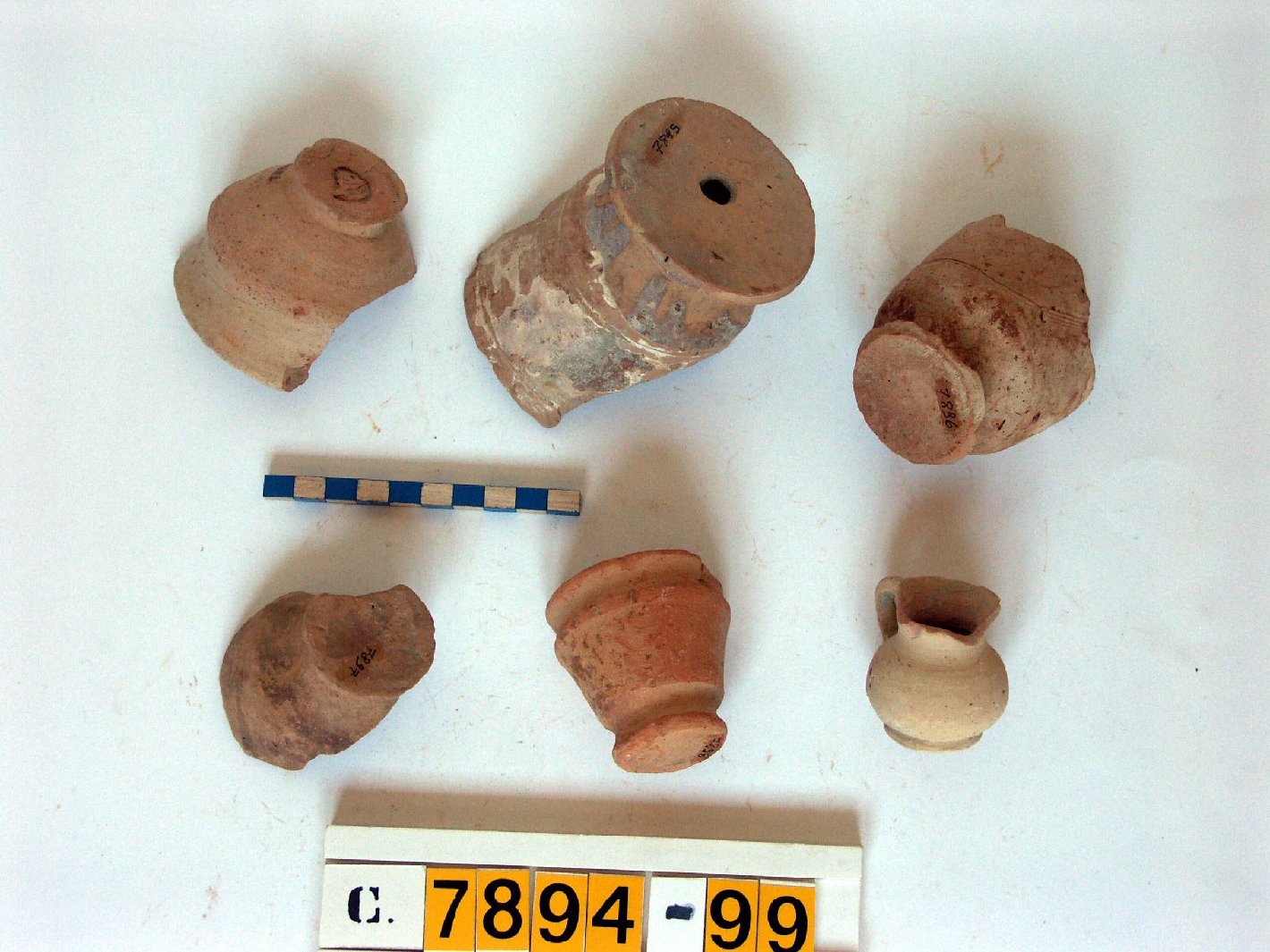 motivi decorativi (vasetto, frammento) - ambito veneto (secc. XVI/ XVII)