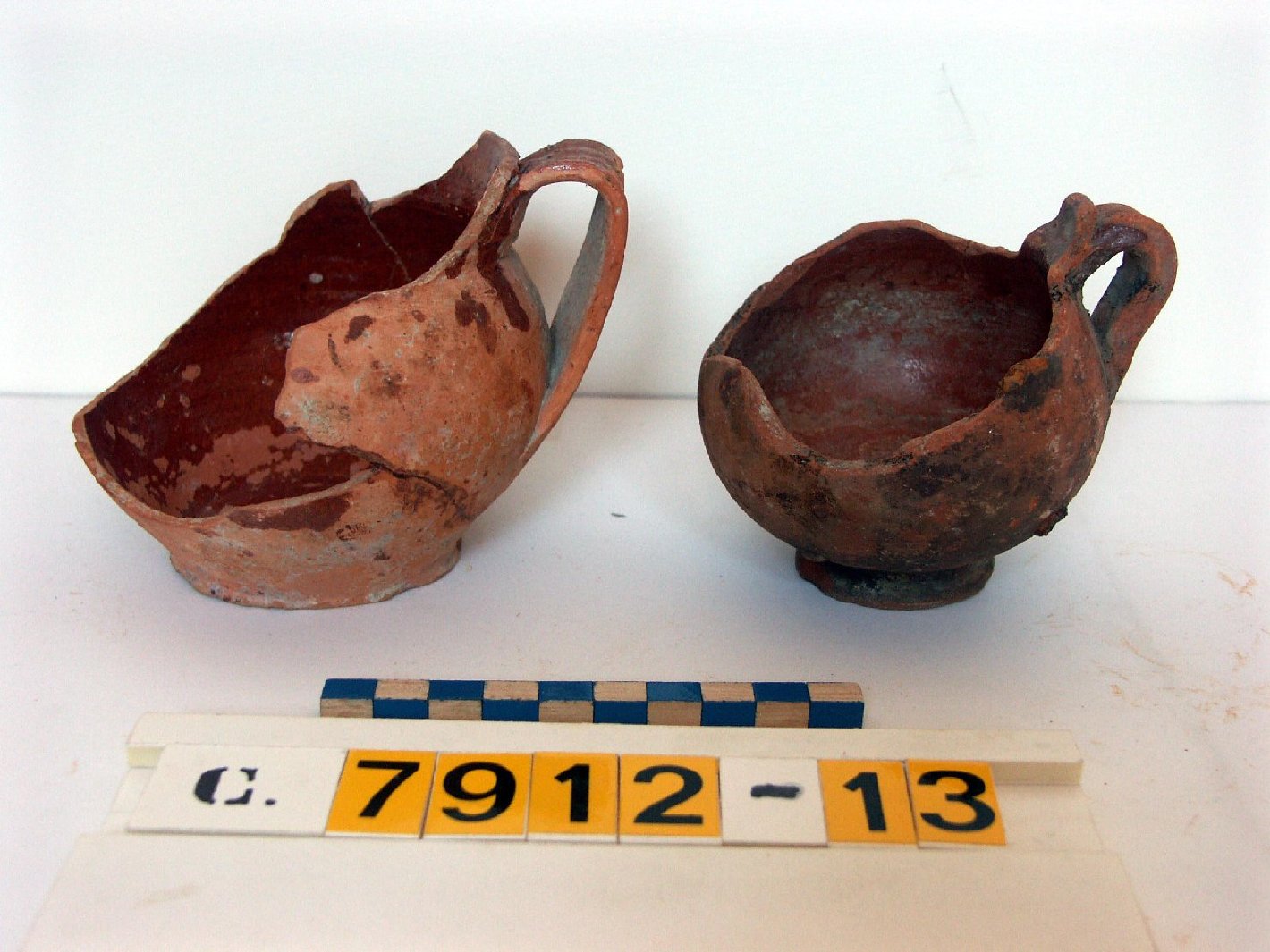 motivi decorativi (vasetto, frammento) - ambito veneto (secc. XVI/ XVII)