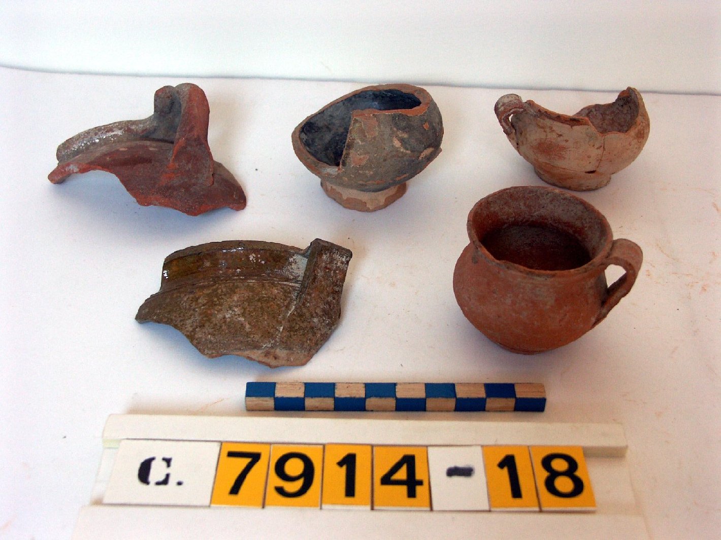 motivi decorativi (vasetto, frammento) - ambito veneto (secc. XVI/ XVII)